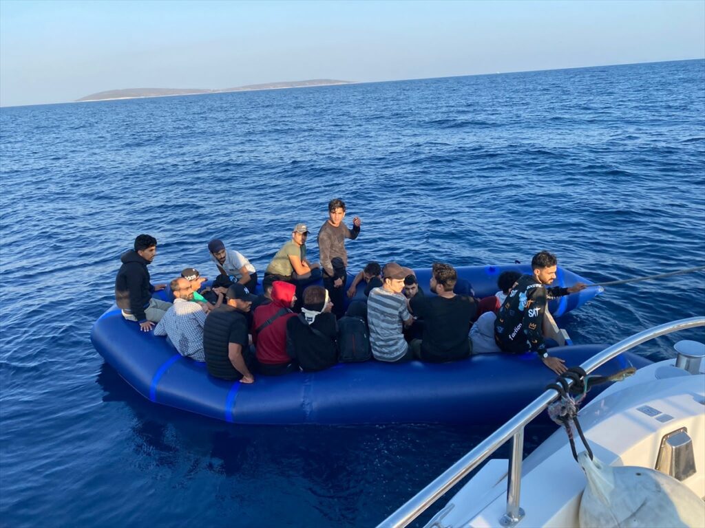 Aydın açıklarında geri itilen 62 düzensiz göçmen kurtarıldı