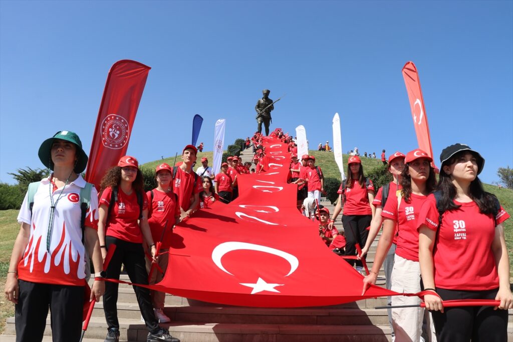 Büyük Zafer'in 101. yılında Dumlupınar Şehitliği'nde ziyaretçi yoğunluğu