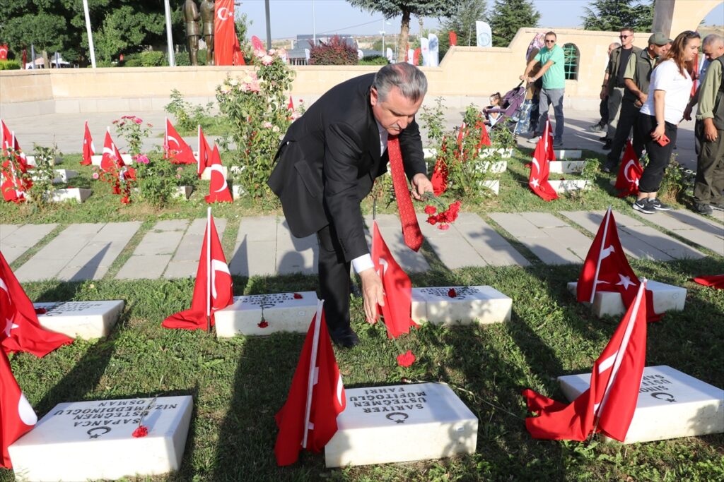 Gençlik ve Spor Bakanı Bak, Dumlupınar Şehitliği'ni ziyaret etti