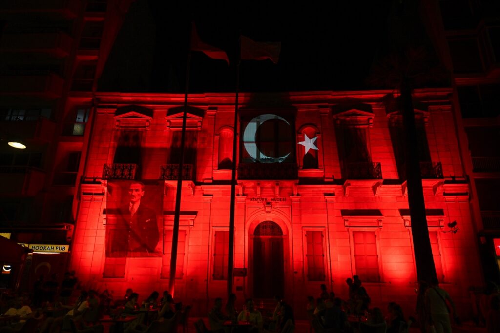 İzmir Saat Kulesi ve Atatürk Müzesi, Türk bayrağı temasıyla ışıklandırıldı