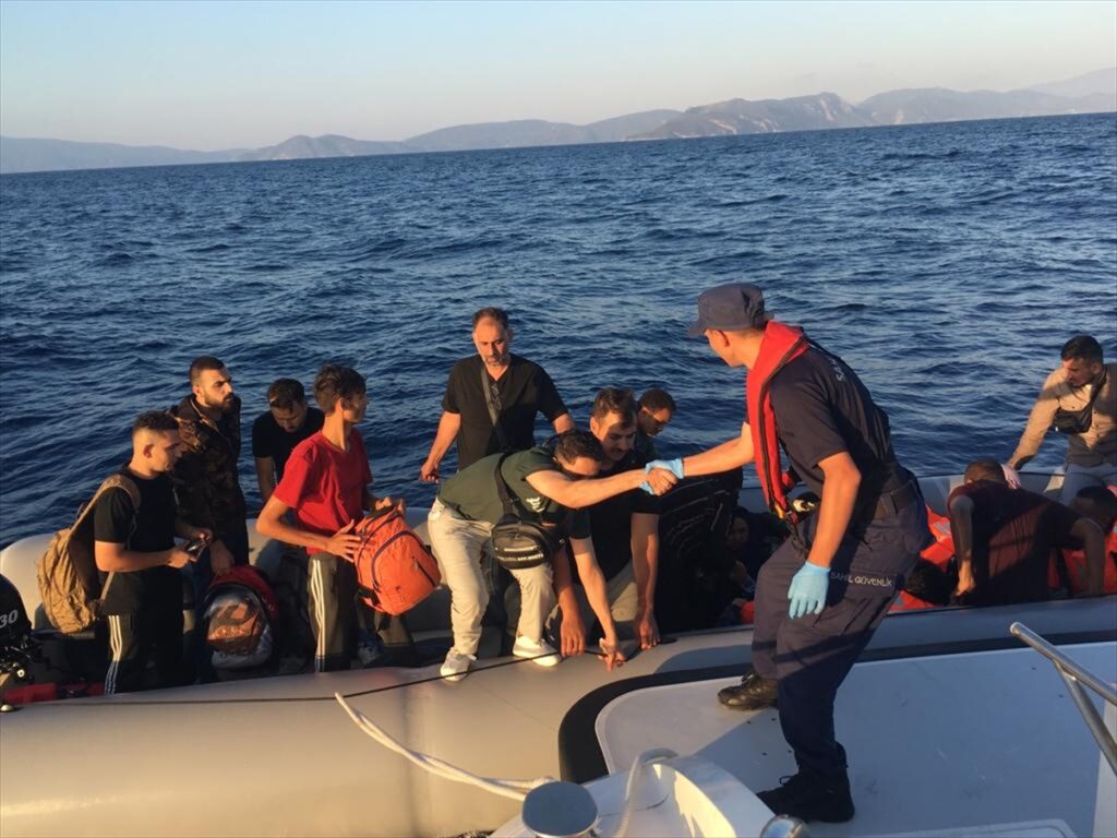 Kuşadası açıklarında sürüklenen bottaki 25 düzensiz göçmen kurtarıldı