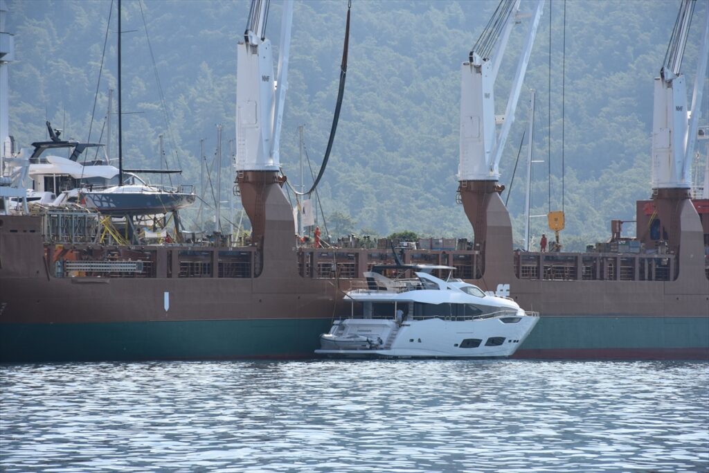Lüks motor yatlar Marmaris'e kargo gemisiyle getirildi