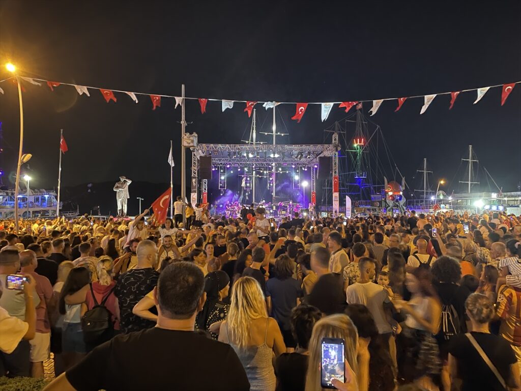 Marmaris ve Bodrum'da 30 Ağustos Zafer Bayramı'nda fener alayı düzenlendi