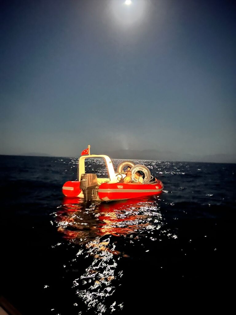 Muğla açıklarında 57 düzensiz göçmen kurtarıldı