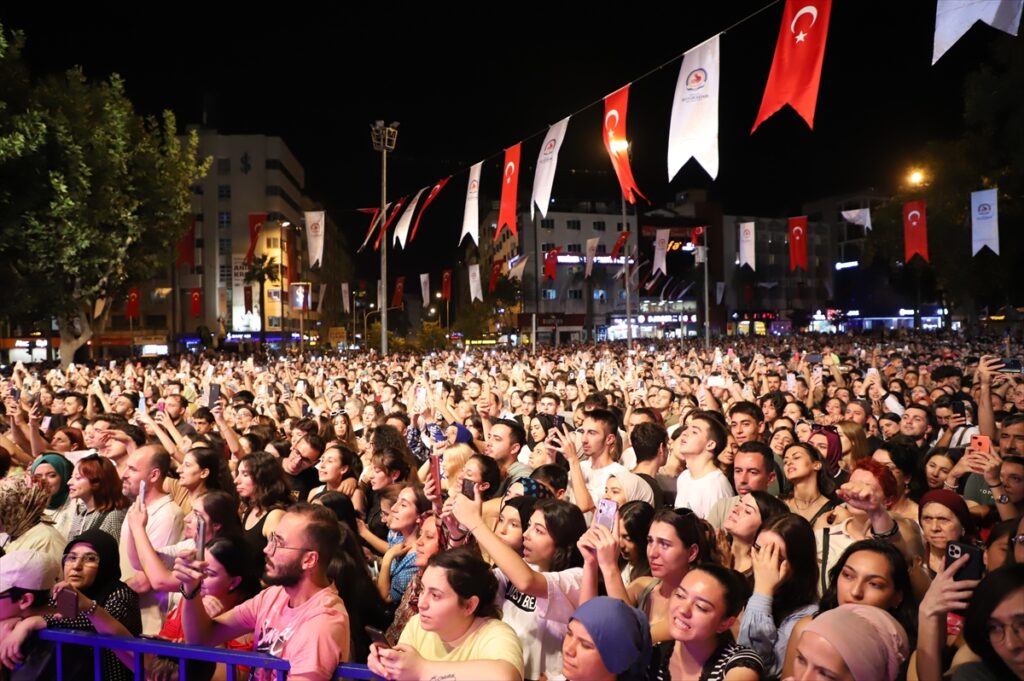 Şarkıcı Emre Aydın, 30 Ağustos Zafer Bayramı dolayısıyla Denizli'de konser verdi