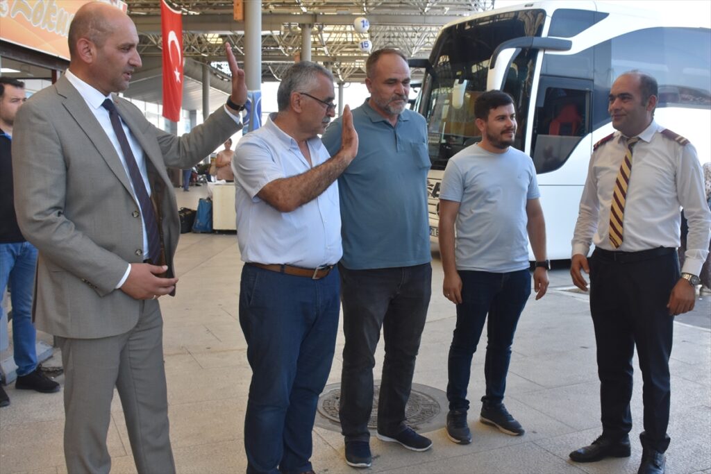 Yolcularına İstiklal Marşı okutan otobüs şoförüne teşekkür madalyonu