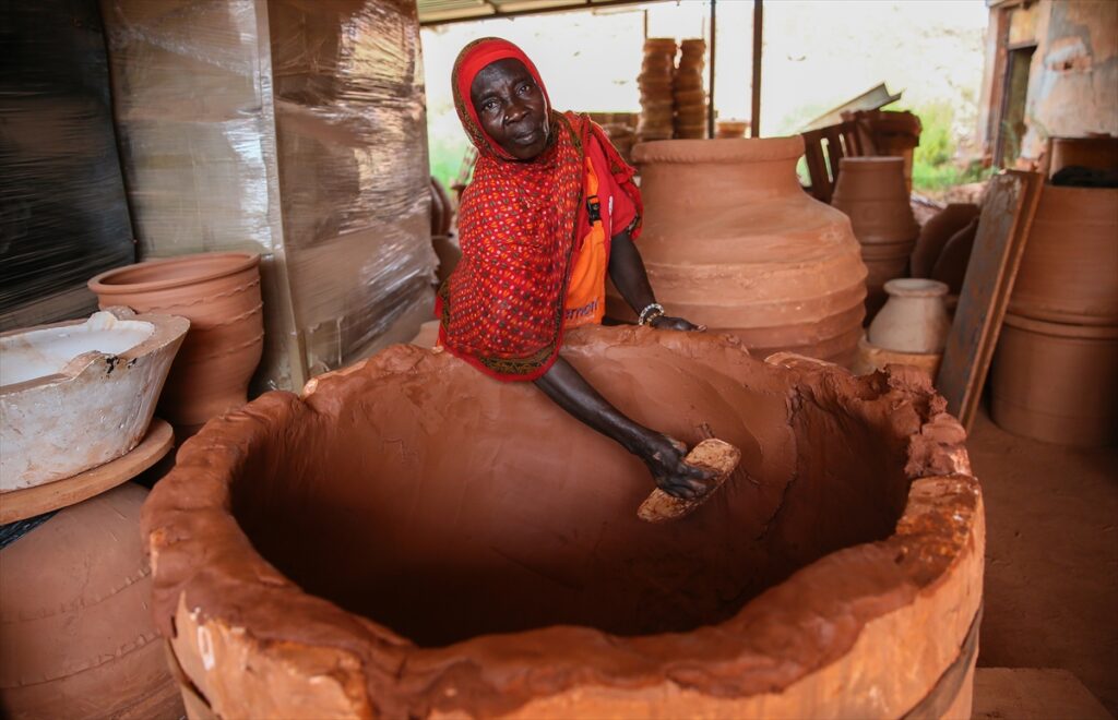 Afrikalı çömlekçiler, mesleğin modern tekniklerini Menemen'de öğreniyor