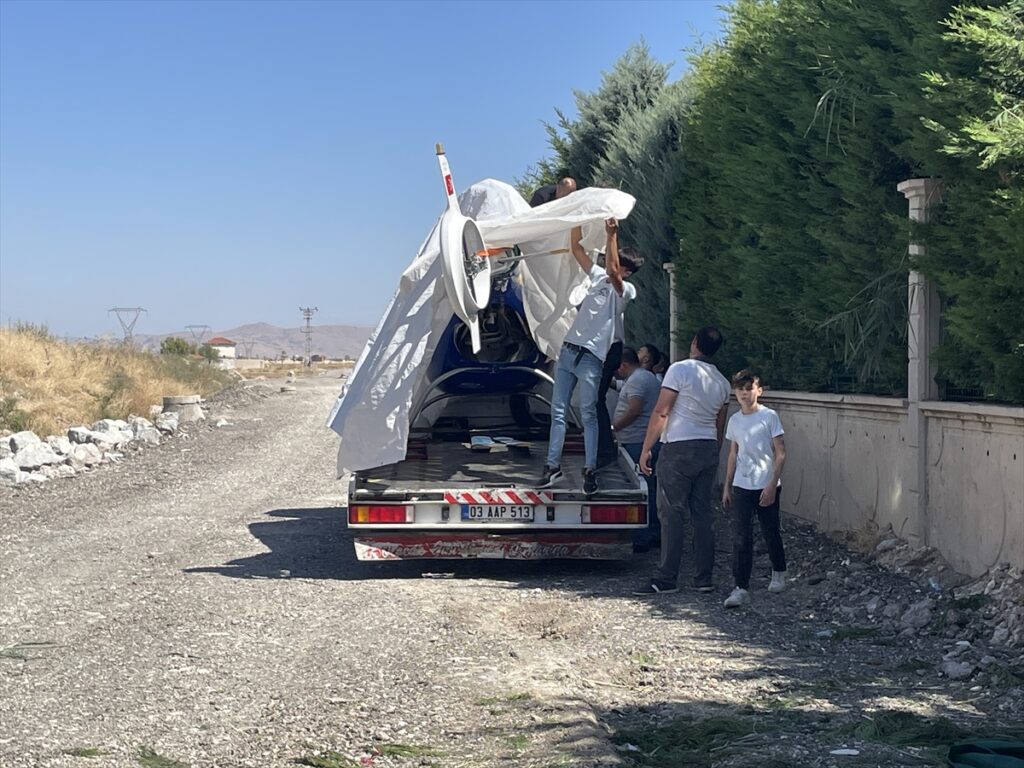 Afyonkarahisar'da bir otelin bahçesindeki ağaçlık alana düşen helikopter kaldırıldı