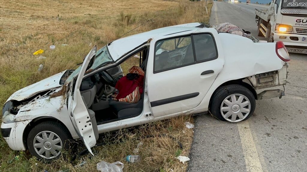 Afyonkarahisar'da şarampole devrilen otomobildeki 3 kişi yaralandı