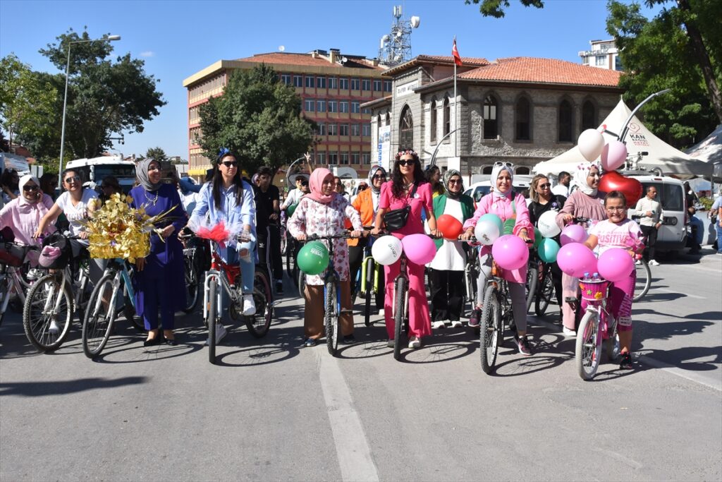 Afyonkarahisar'da “Süslü Kadınlar Bisiklet Turu” yapıldı