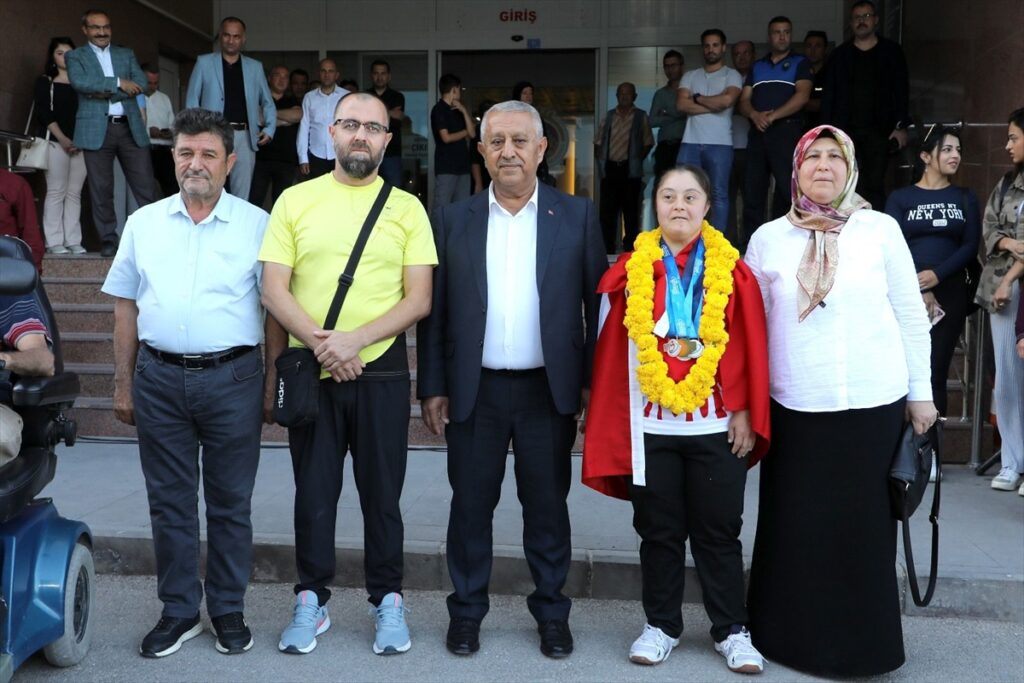 Avrupa şampiyonu olan milli sporcu Yılmaz, belediye önünde mehter marşı eşliğinde karşılandı