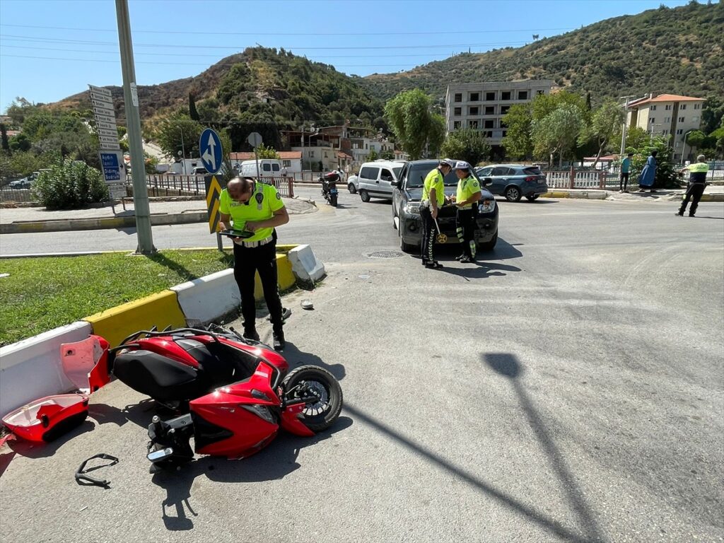 Aydın'da motosiklet ile kamyonetin çarpışması sonucu 2 kişi yaralandı