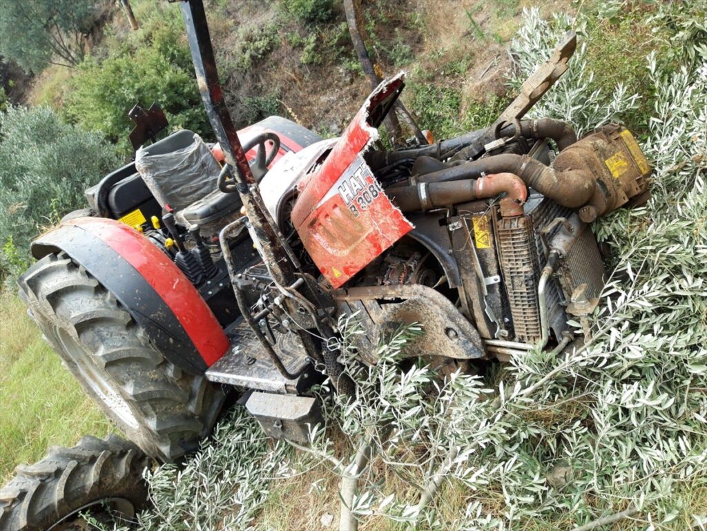 Aydın'da şarampole devrilen traktörün sürücüsü yaralandı