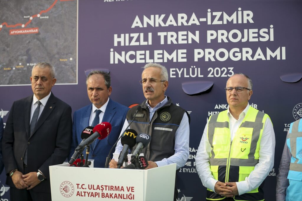Bakan Uraloğlu, Manisa'da, Ankara-İzmir Hızlı Tren Projesi'ne ilişkin konuştu: