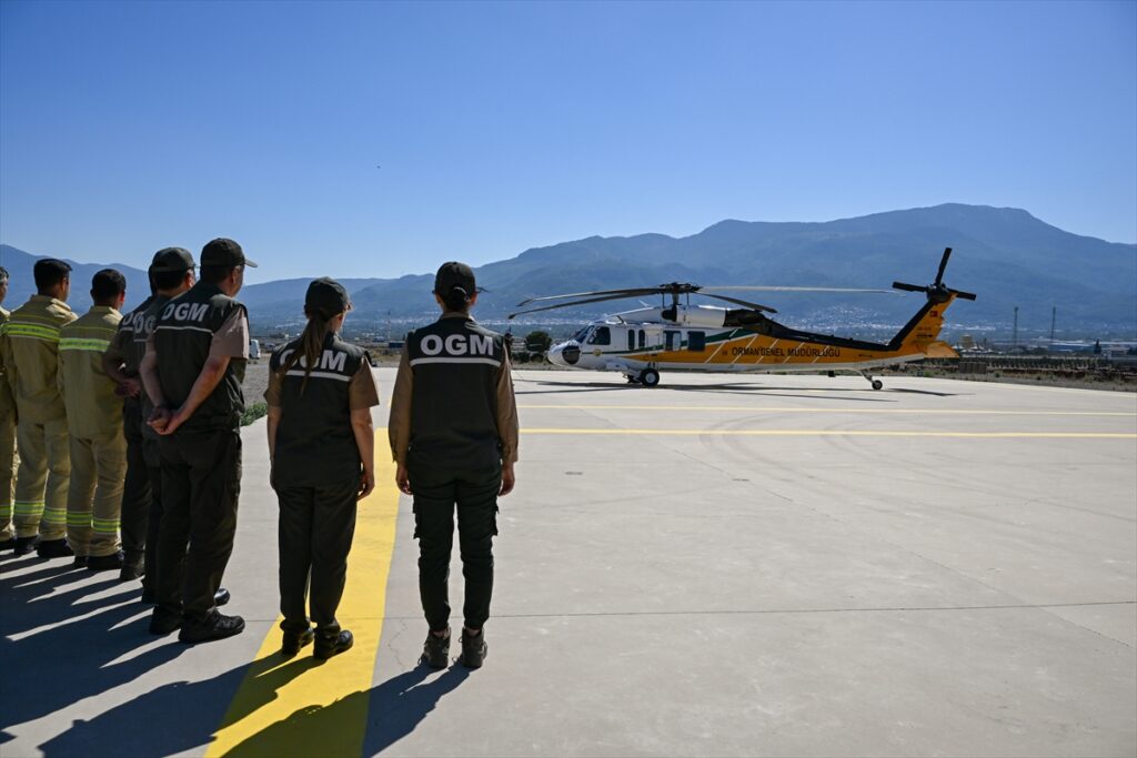 Baraj gölüne düşen helikopterde hayatını kaybedenlerin cenazeleri İzmir'den uğurlandı