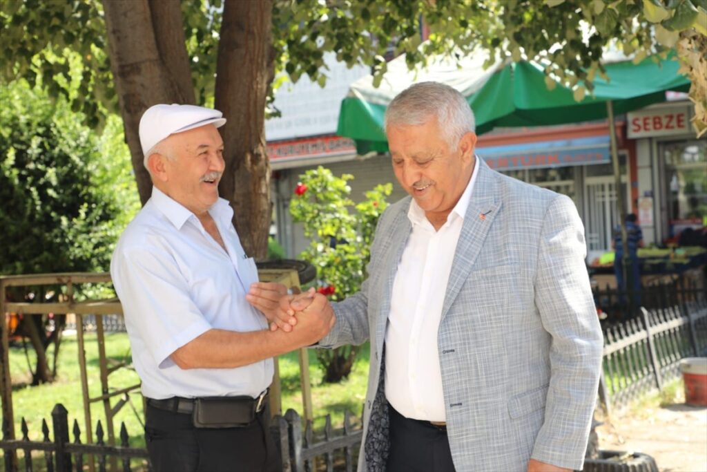 Belediye Başkanı Zeybek, Yoncaaltı Çarşı ve Kapalı Otopark projesini inceledi