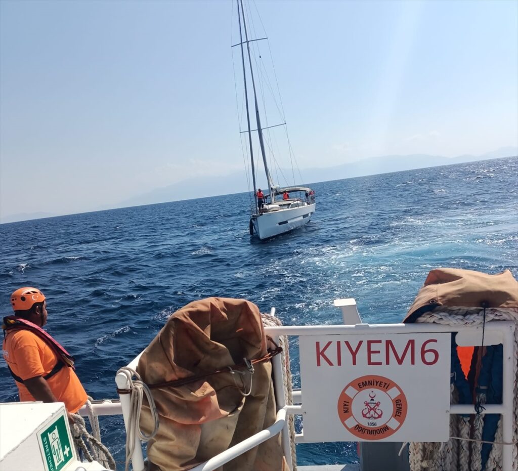 Bodrum açıklarında sürüklenen teknedeki 2 kişi kurtarıldı
