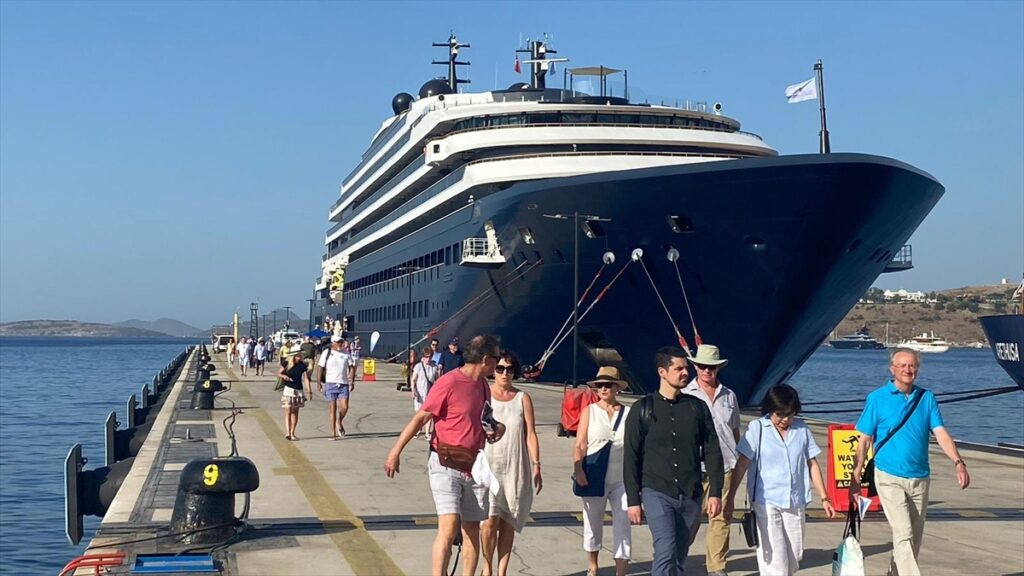 Bodrum’a lüks yolcu gemisi “Evrima” ile 277 turist geldi