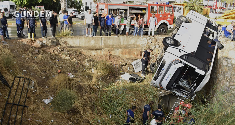 Bodrum’da dere yatağına devrilen midibüsteki 23 kişi yaralandı