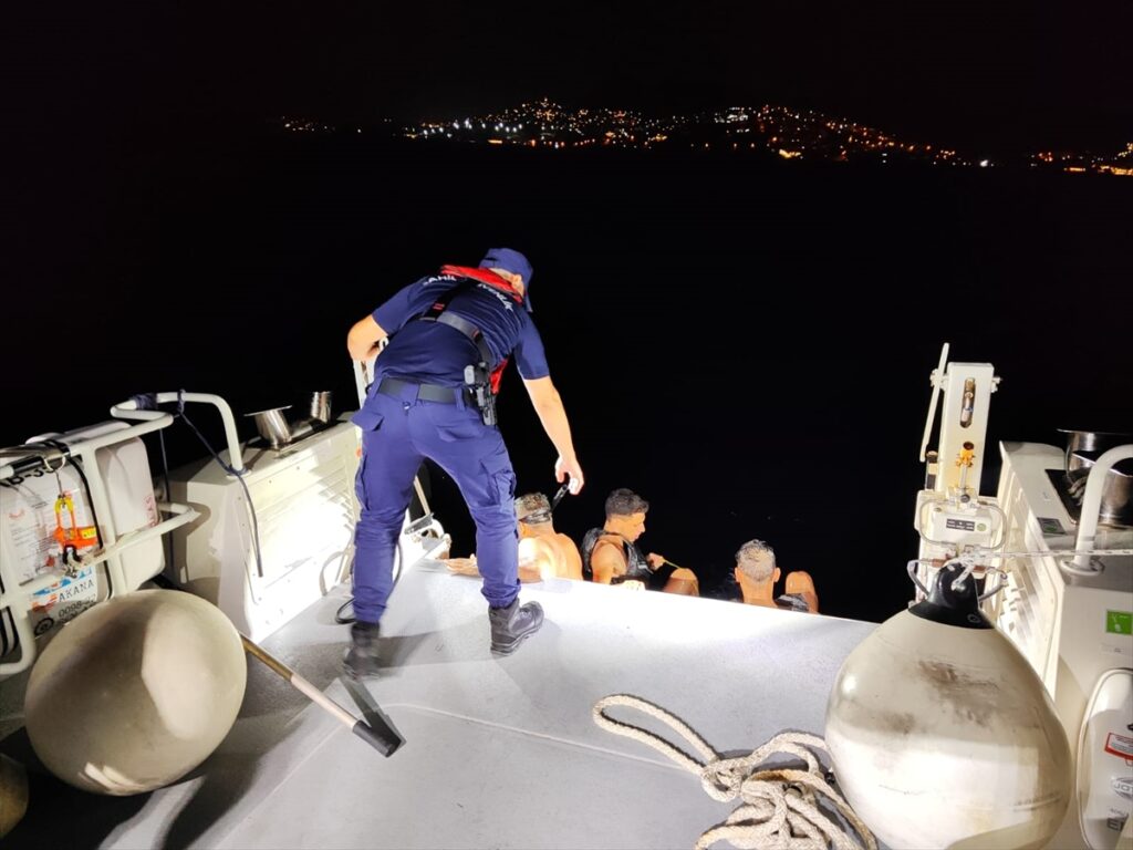 Bodrum’da yüzerek yurt dışına gitmeye çalışan 3 düzensiz göçmen yakalandı
