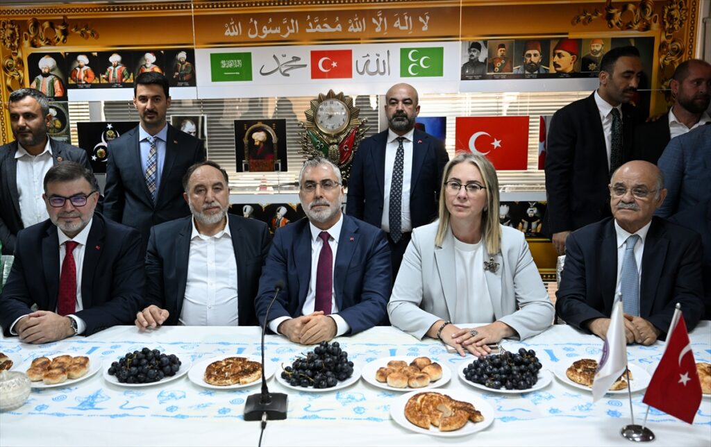 Çalışma ve Sosyal Güvenlik Bakanı Işıkhan, İzmir'de ziyaretlerde bulundu: