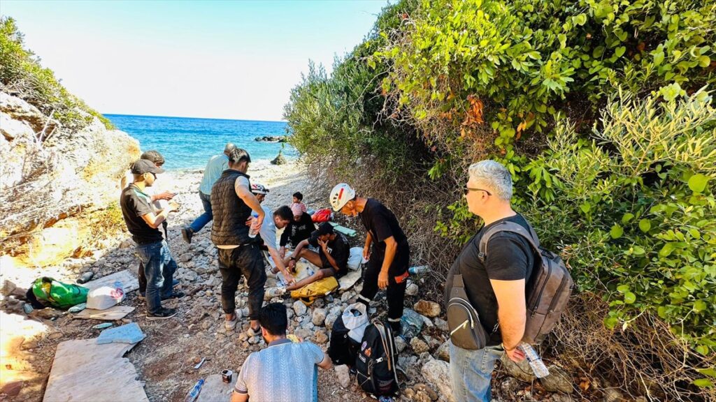 Datça'da bırakıldıkları dağlık alanda mahsur kalan 14 düzensiz göçmen kurtarıldı