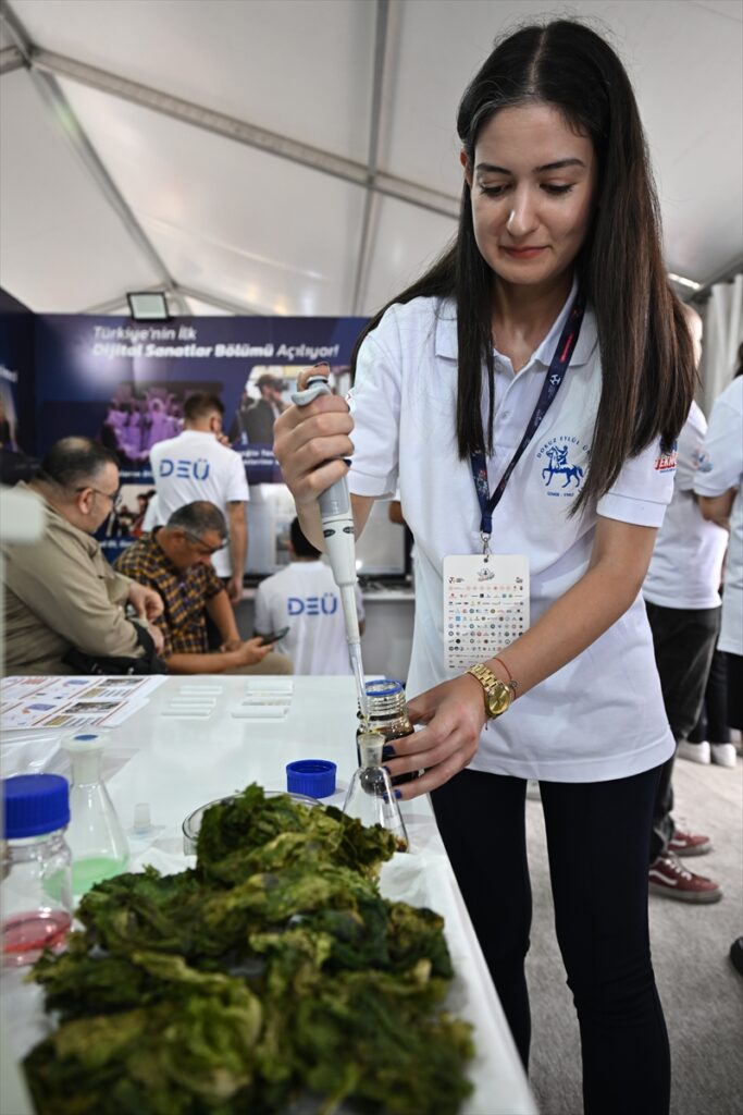 Deniz marulundan hidrojen gazı ürettiği projesini TEKNOFEST İzmir'de tanıtıyor
