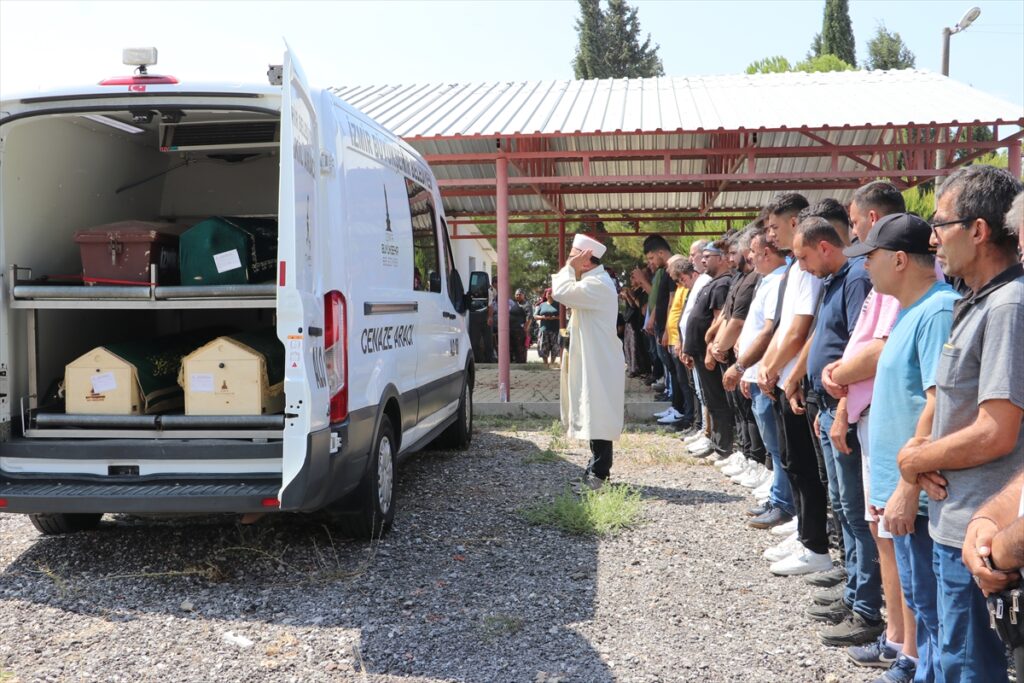 GÜNCELLEME – Denizli'de kamyon ile otobüsün çarpıştığı kazada ölenlerin sayısı 7'ye yükseldi