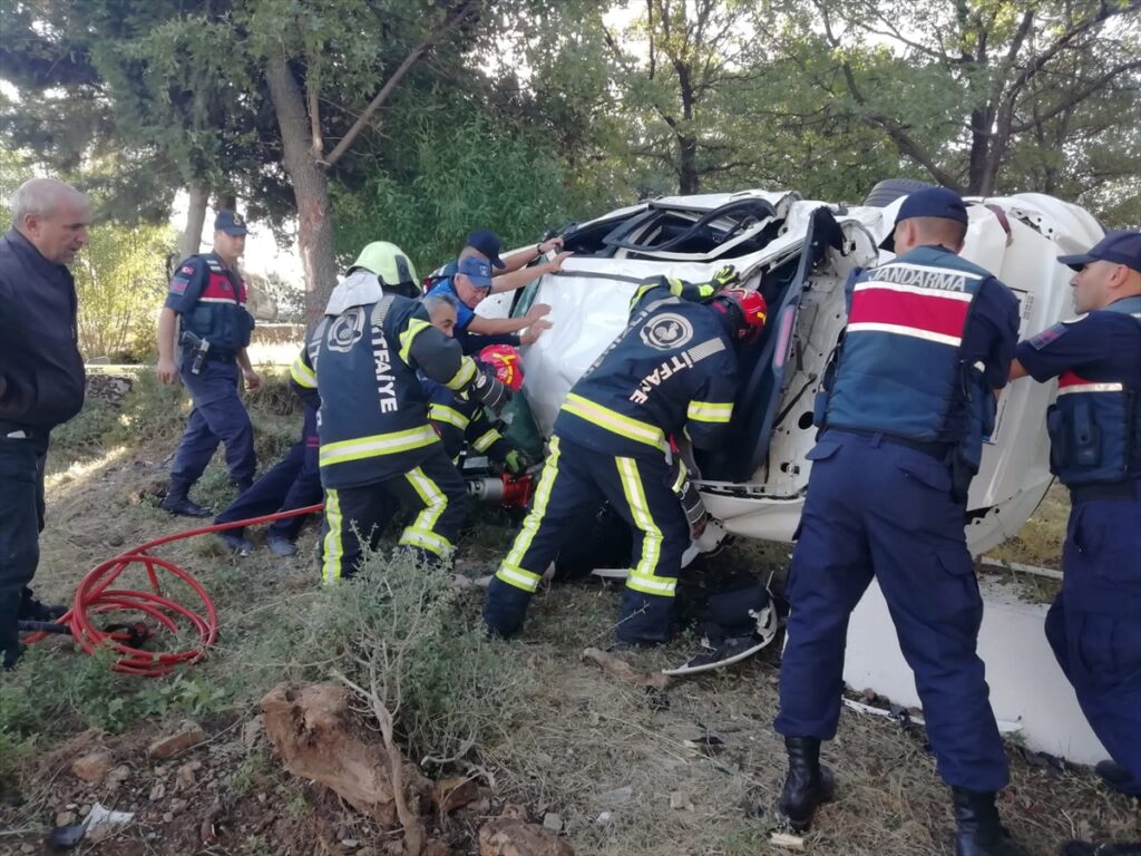 Denizli'de otomobil ile elektrikli bisikletin çarpıştığı kazada 3 kişi öldü