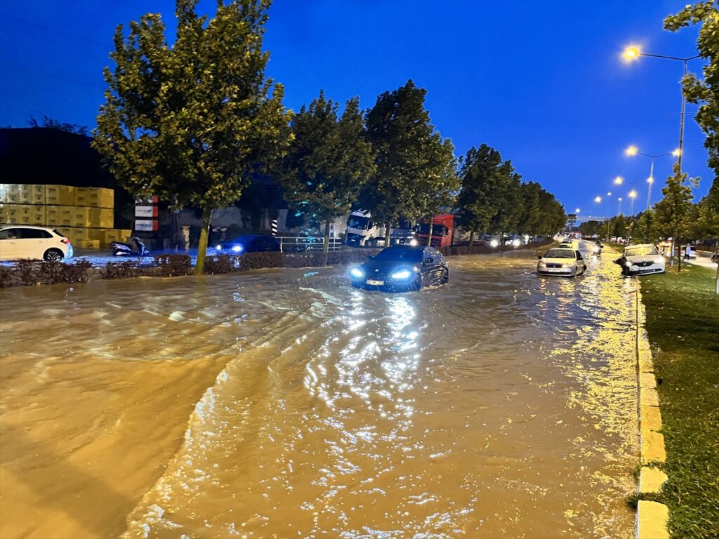 Denizli'de sağanak hayatı olumsuz etkiledi