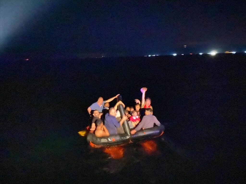 Didim açıklarında 25 düzensiz göçmen kurtarıldı