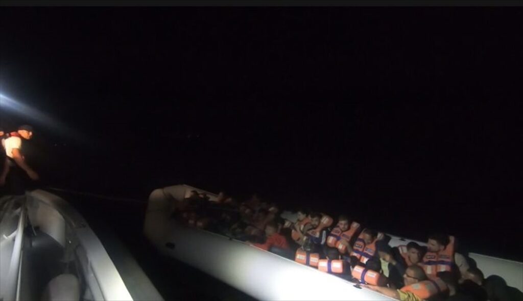 Didim açıklarında 25 düzensiz göçmen yakalandı