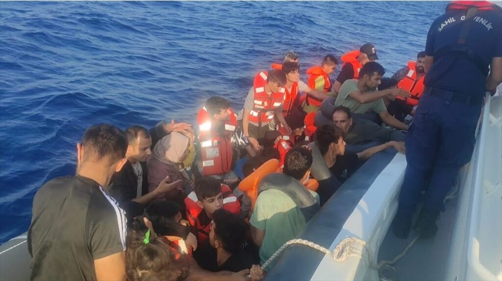 Didim açıklarında 84 düzensiz göçmen kurtarıldı