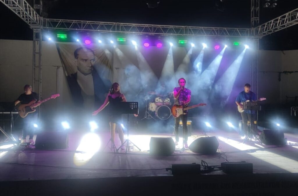 Doktorların kurduğu müzik grubu, Datça'da sokak hayvanları için sahne aldı