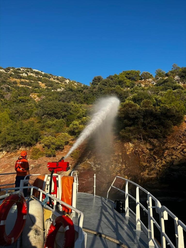 GÜNCELLEME – Fethiye'de bir koyda teknede çıkan yangın söndürüldü