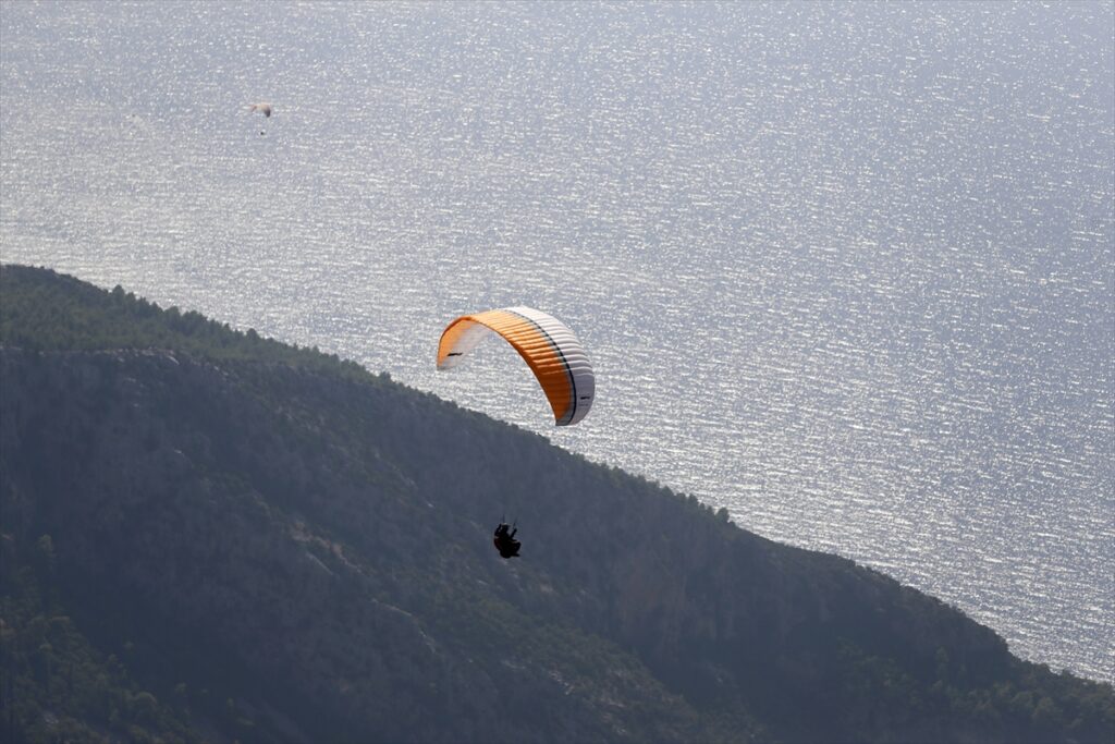 Fethiye'de düzenlenen Yamaç Paraşütü Dünya Akro Kupası Süper Finali sürüyor