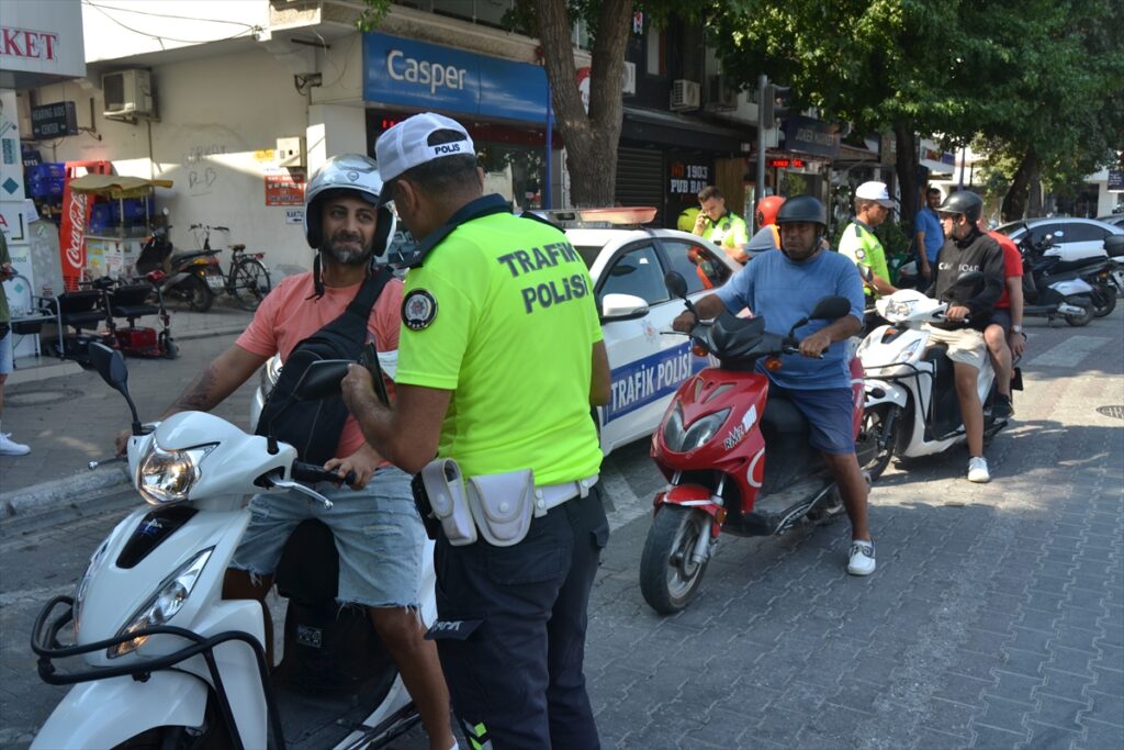 Fethiye’de kurallara uymayan motosiklet sürücülerine ceza uygulandı