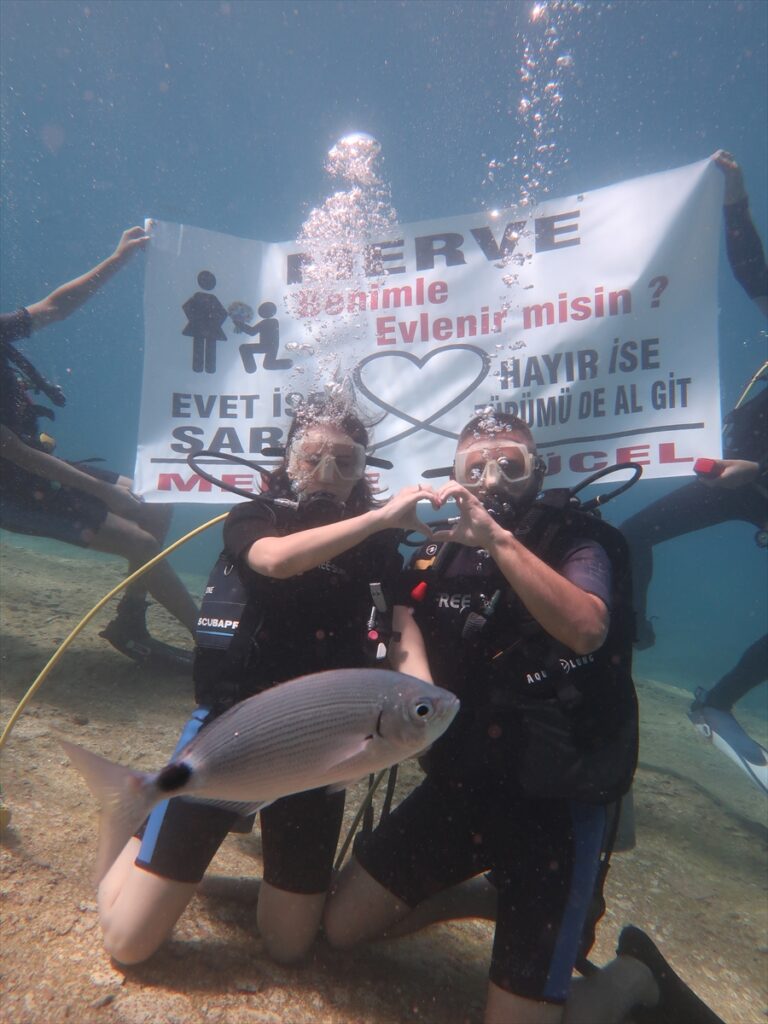 Fethiye'de su altında evlilik teklifi yapıldı