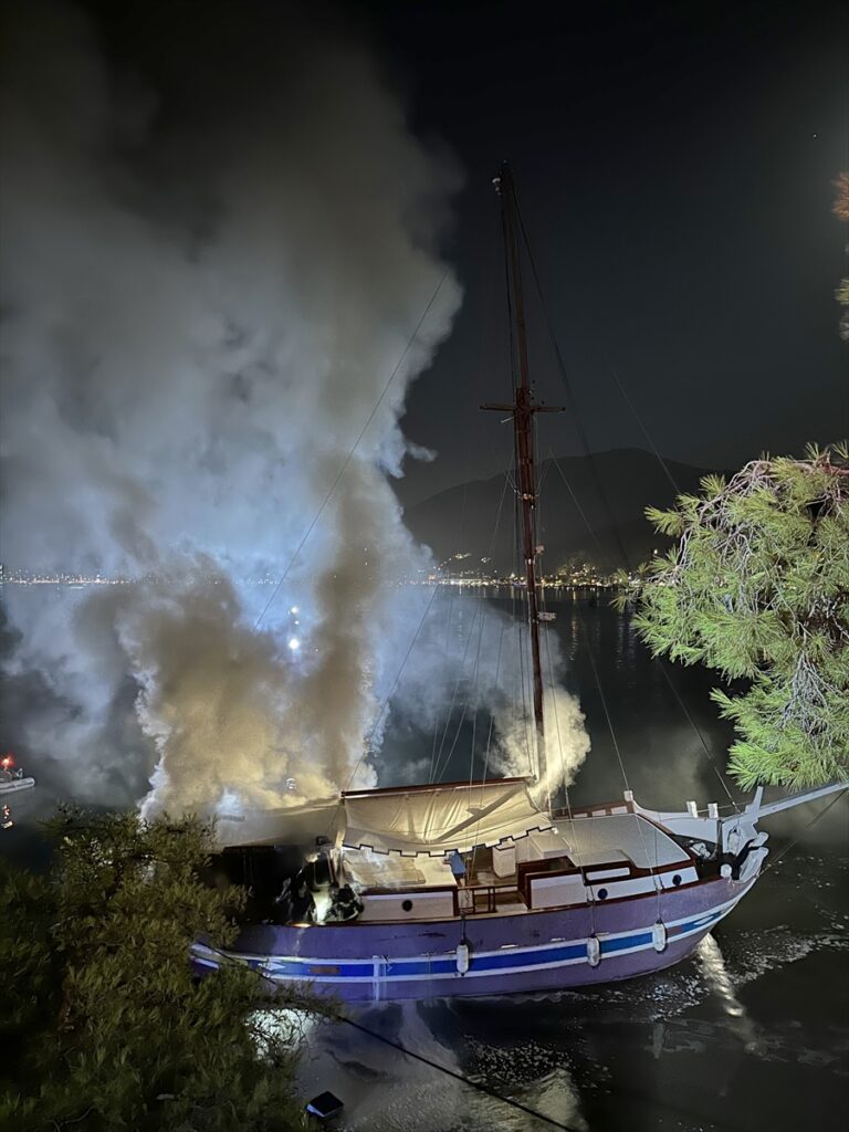 Fethiye'de teknede çıkan yangın söndürüldü