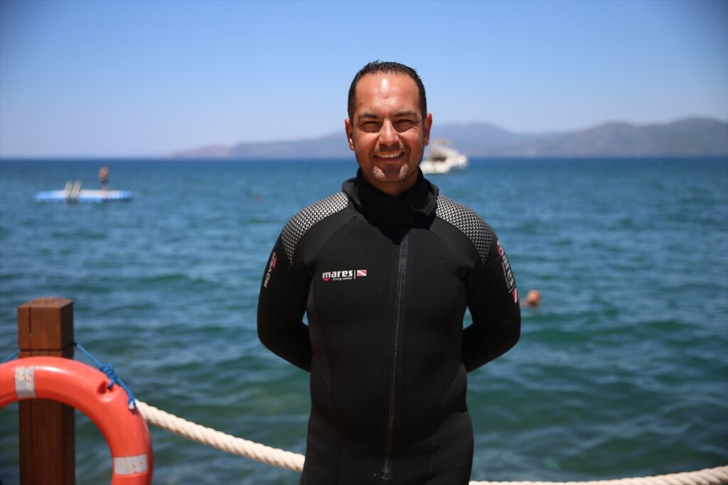 Hollandalı turist yüzmeyi ve dalmayı öğrendiği Kuşadası'ndan 27 yıldır kopamıyor