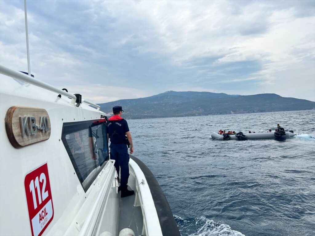 İzmir açıklarında 71 düzensiz göçmen yakalandı