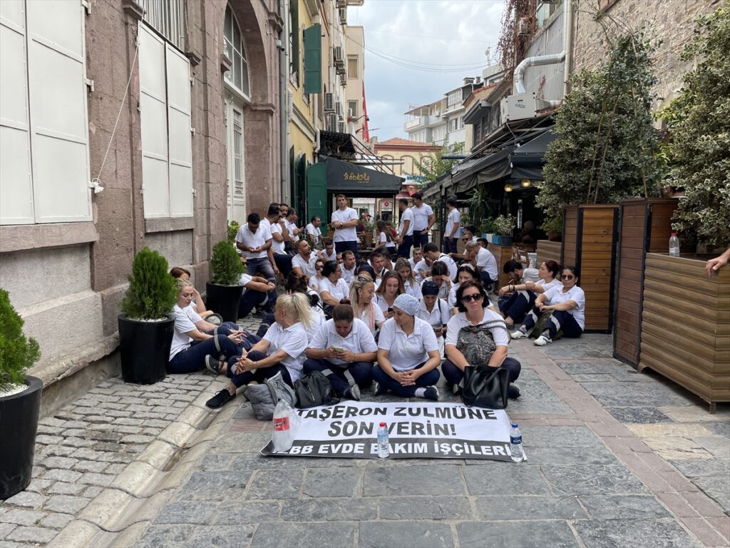 İzmir Büyükşehir Belediyesi çalışanları “kadro” için eylemde