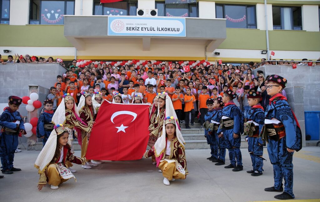 İzmir ve çevre illerde yeni eğitim öğretim yılı başladı