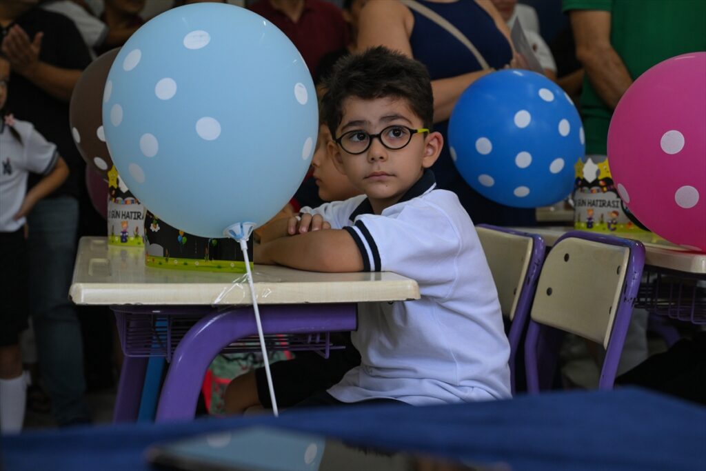 İzmir'de 114 bin 303 öğrenci “uyum” için sınıfları doldurdu