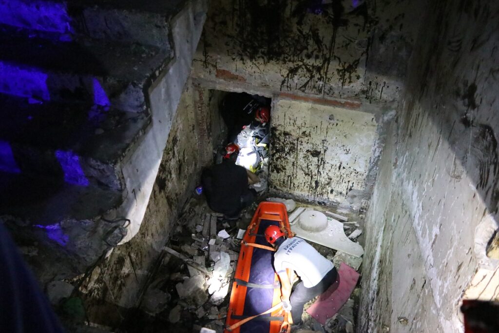 İzmir'de metruk binanın asansör boşluğuna düşen kişi yaralandı