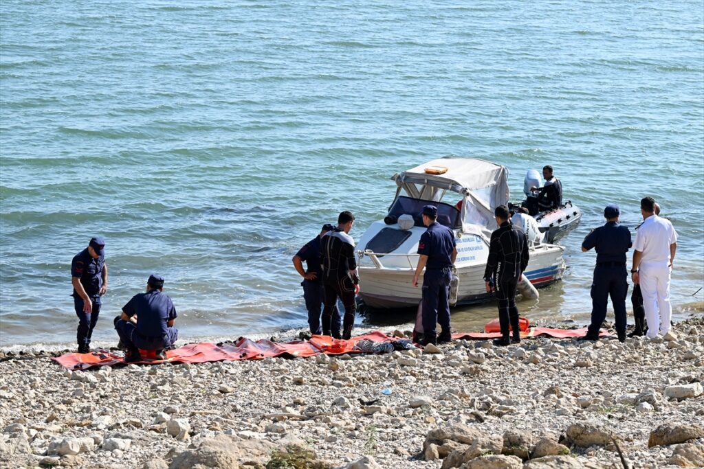 GÜNCELLEME – İzmir'de orman yangınına müdahale ederken düşen helikopteri arama çalışmaları sürüyor
