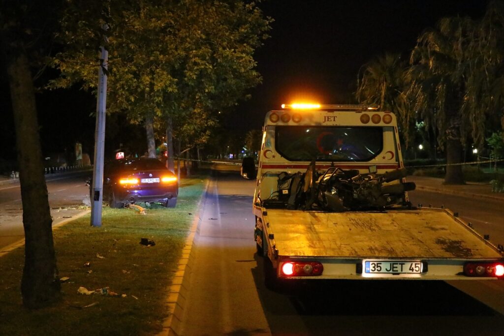 İzmir'de otomobil ile çarpışan motosikletteki kurye hayatını kaybetti