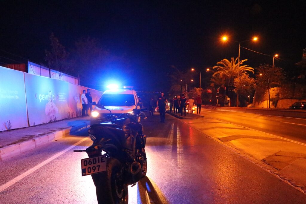 İzmir'de refüje çarpan motosikletteki öğretmen hayatını kaybetti