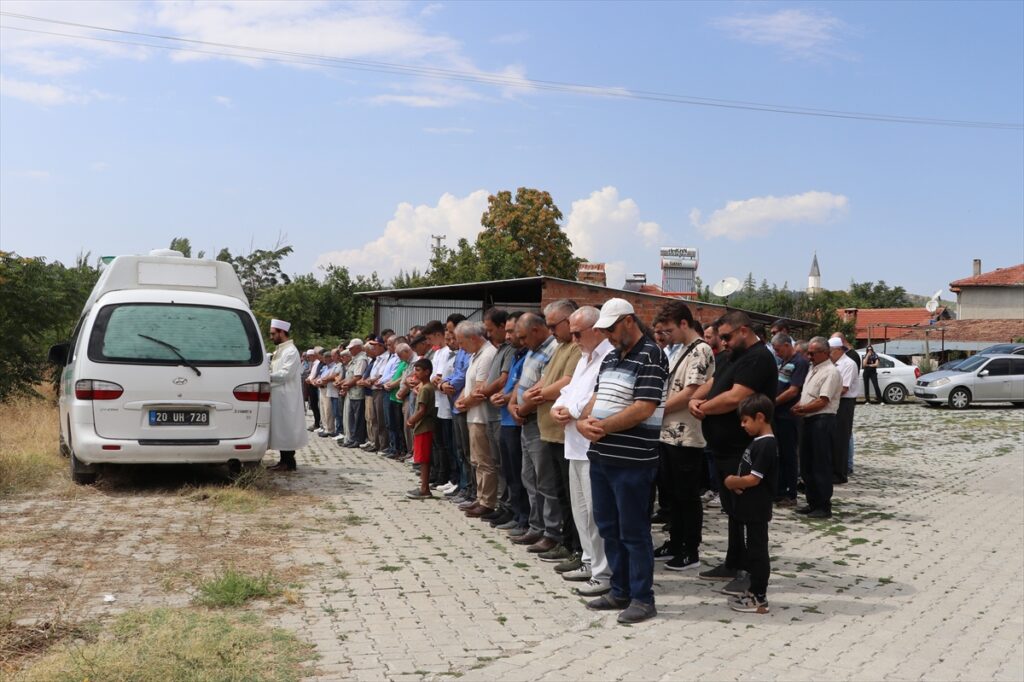 Kırklareli'ndeki selde ölen emekli öğretmen çiftin cenazesi Denizli'de toprağa verildi