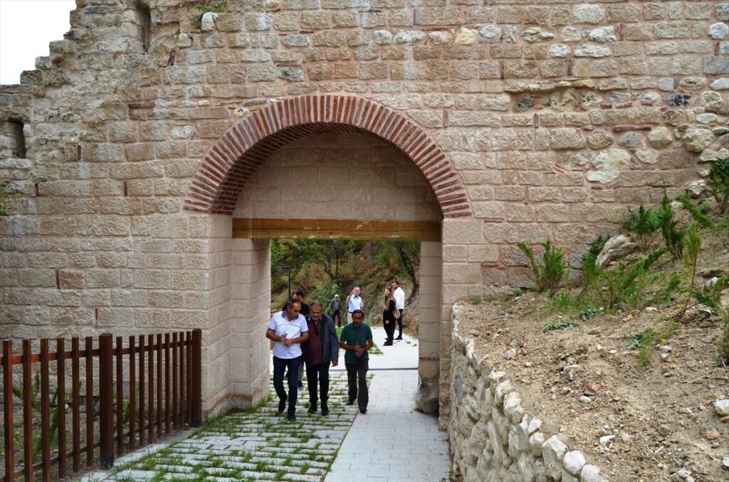 Kütahya Kalesi’nin yenilenen kapısı ile restore edilen Kültür Yolu hizmete sunuldu